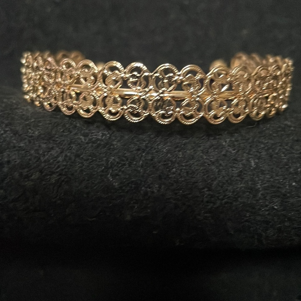 Filigree Shiny gold slip on bracelet